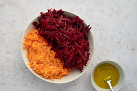 Die Rote Bete und Möhren wurden geraspelt