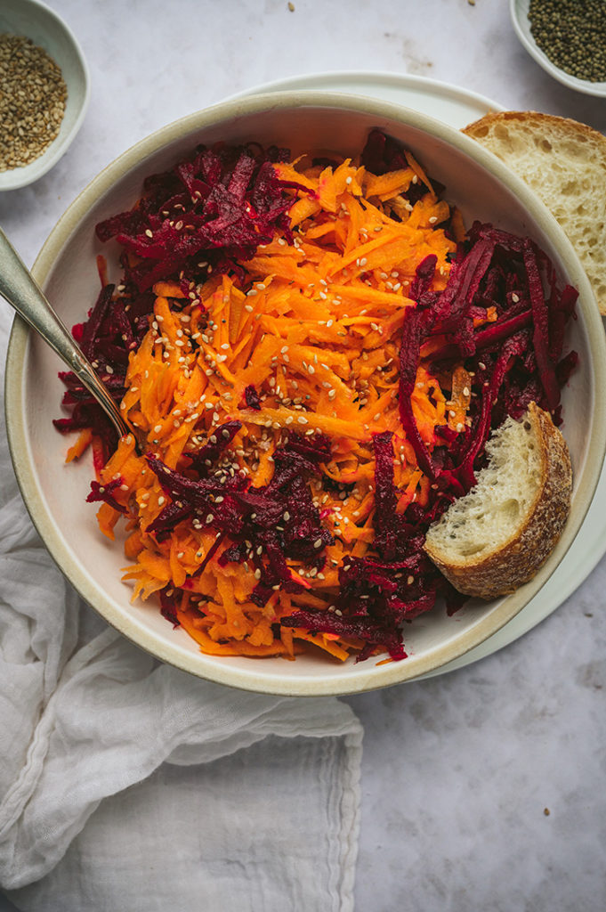 Eine Nahaufnahme von dem Rote Bete Salat mit Möhren