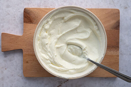 Die Creme wird mit einem Löffel glatt gerührt.