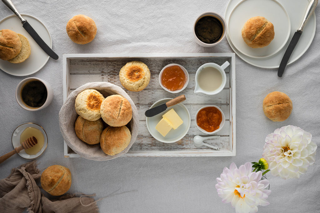 Fluffige Kartoffelbrötchen auf einem gedeckten Frühstückstisch