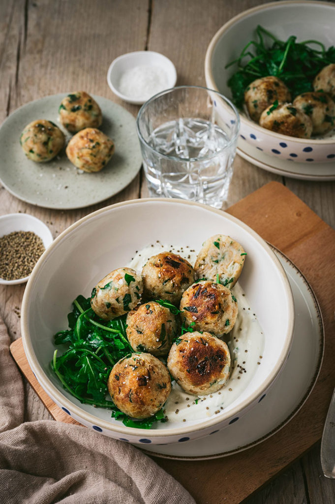 Ein Teller mit Brotfrikadellen steht auf einem Tisch.