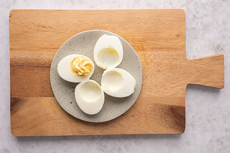 Die Frischkäse-Füllung wird auf die Eier-Hälften verteilt.