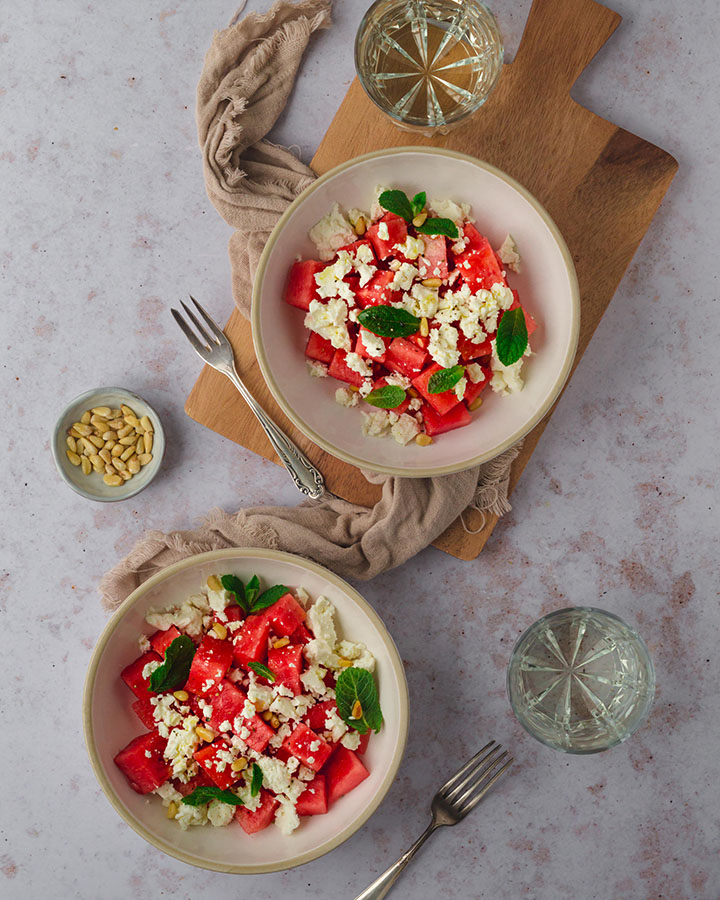 Zwei Teller mit Wassermelonen Salat