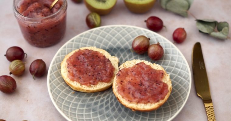 Selbstgemachte Stachelbeeren-Marmelade mit Kiwi