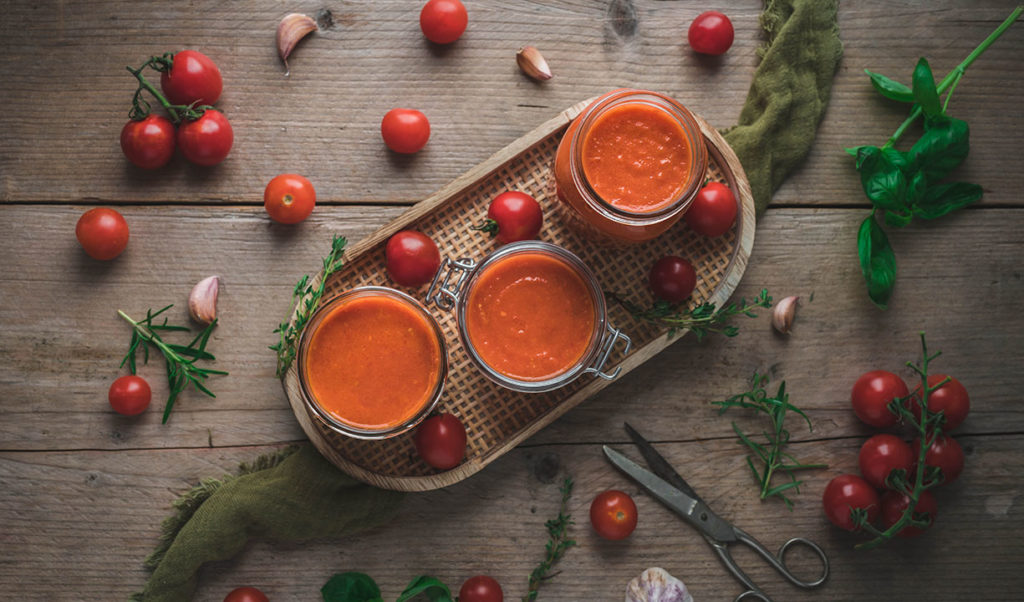 Selbstgemachte Tomatensauce in Weckgläsern auf einem Tisch