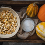 Ein Tablett mit einer großen Schale voller Kürbiskerne.