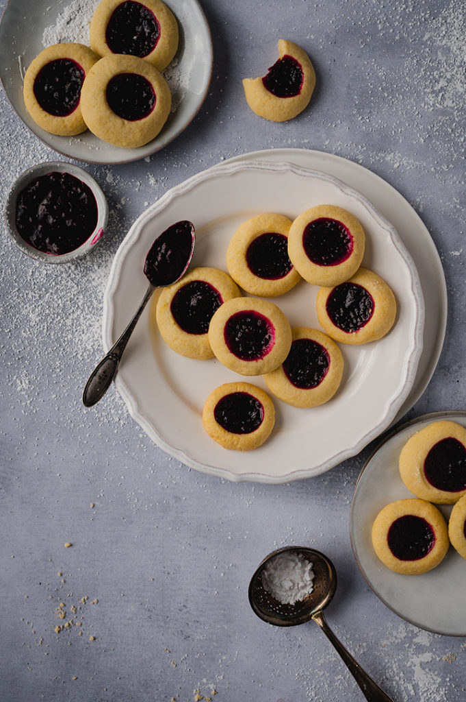 Die Plätzchen, die mit 2 Eigelb gebacken sind, stehen auf einem Tisch.