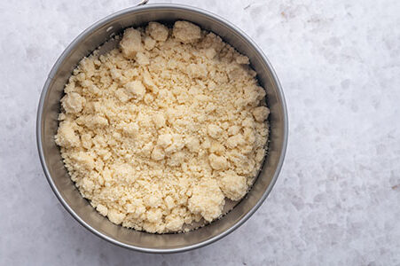 Die Streusel sind in einer Backform.