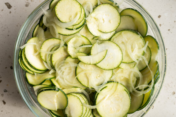 Die Zucchini und Zwiebeln sind in einer großen Schüssel.