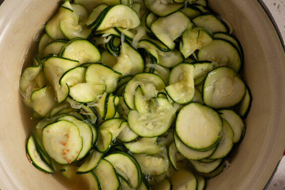 Die Zucchinischeiben werden in dem Sud gekocht.