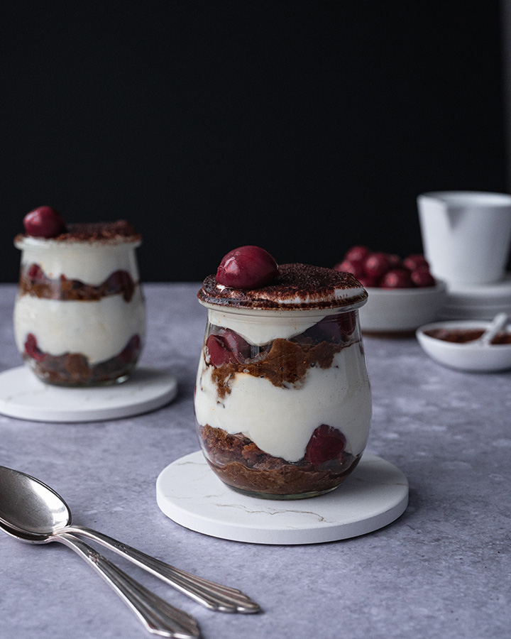 Zwei Gläser mit Lebkuchen Tiramisu stehen auf einem Tisch.