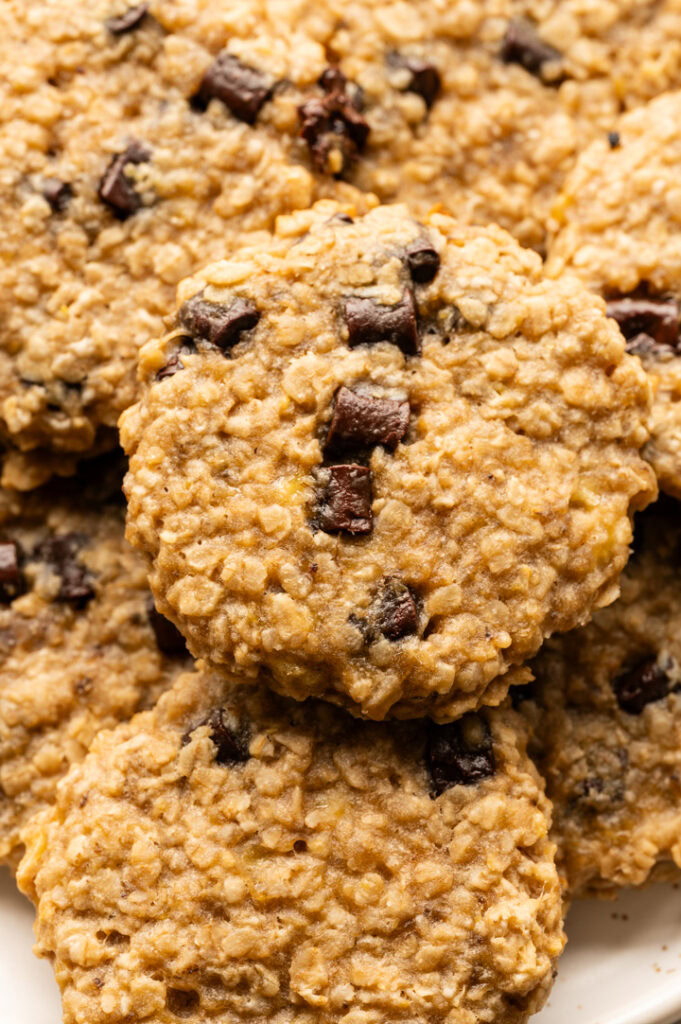 Eine Nahaufnahme der Bananen-Haferflocken-Kekse mit Schokolade und Erdnussmus.