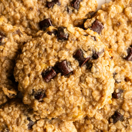 Die Bananen-Erdnuss-Kekse mit Haferflocken liegen auf einem Teller.