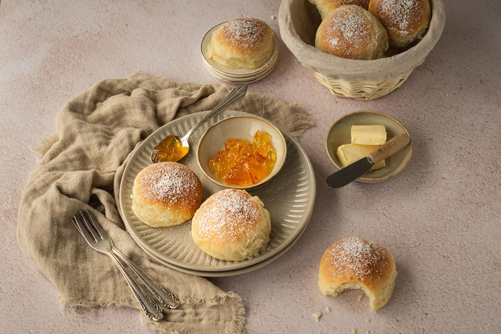 Süße Brioche Brötchen mit Schmand