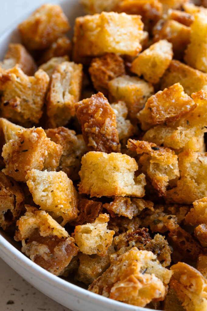 Eine Nahaufnahme der Parmesan Croutons.