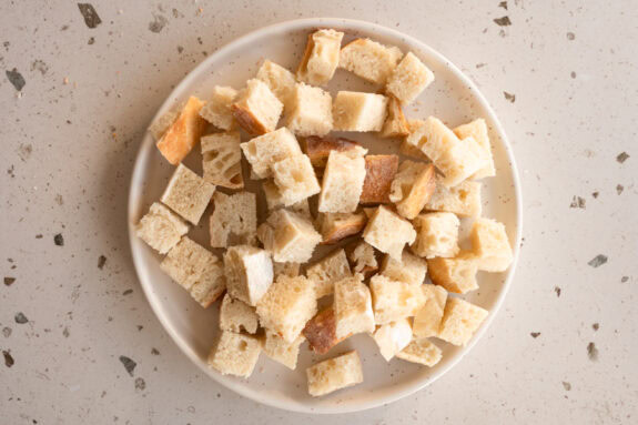 Ein Teller mit klein gewürfeltem Weißbrot.