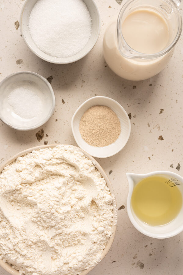 Die Zutaten für den Hefezopf mit Trockenhefe.