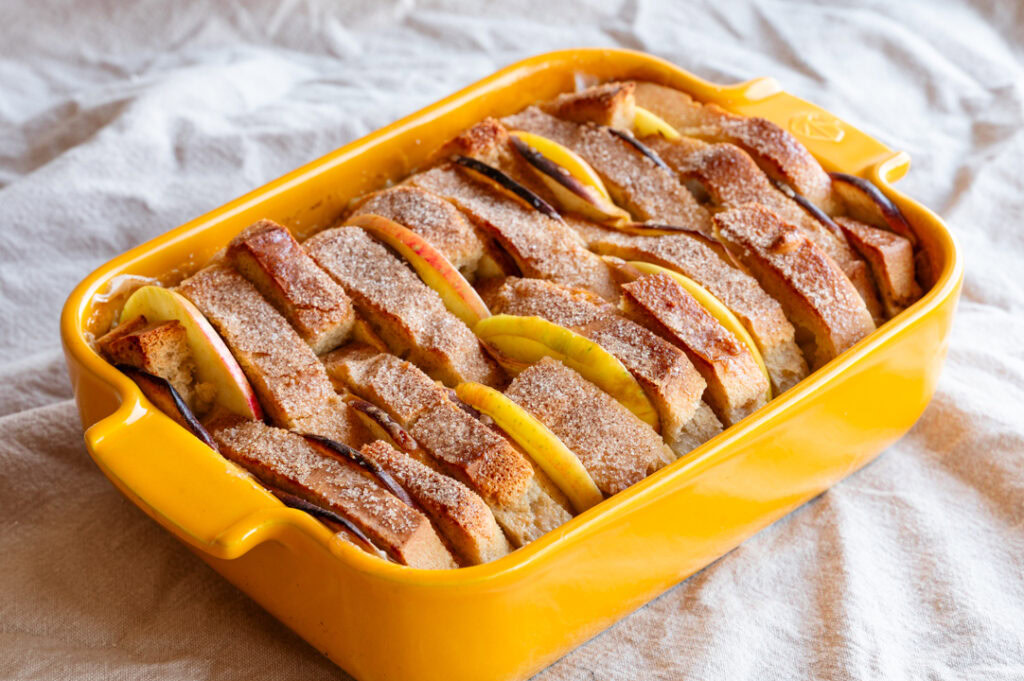 Eine Auflaufform mit Ofenschlupfer ohne Ei steht auf dem Tisch.