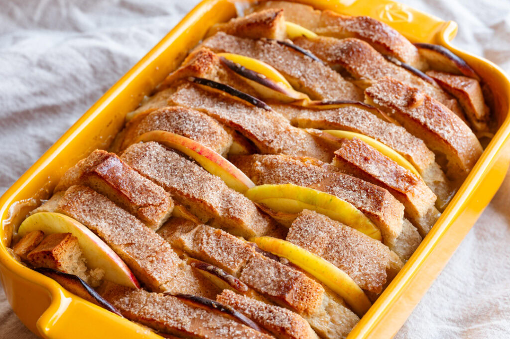 Eine gelbe Auflaufform mit Ofenschlupfer ohne Ei.