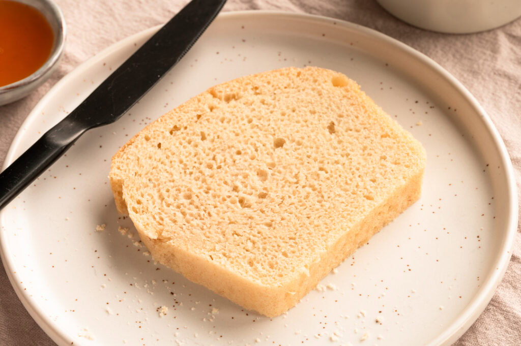 Eine Scheibe Toastbrot liegt auf einem Teller