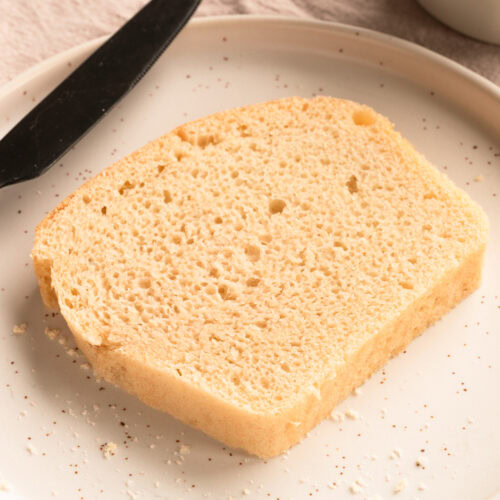 Eine Scheibe Toastbrot liegt auf einem Teller