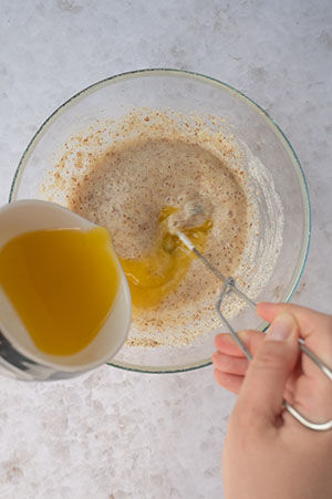 Die geschmolzene Butter wird zu dem Teig hinzugeben.