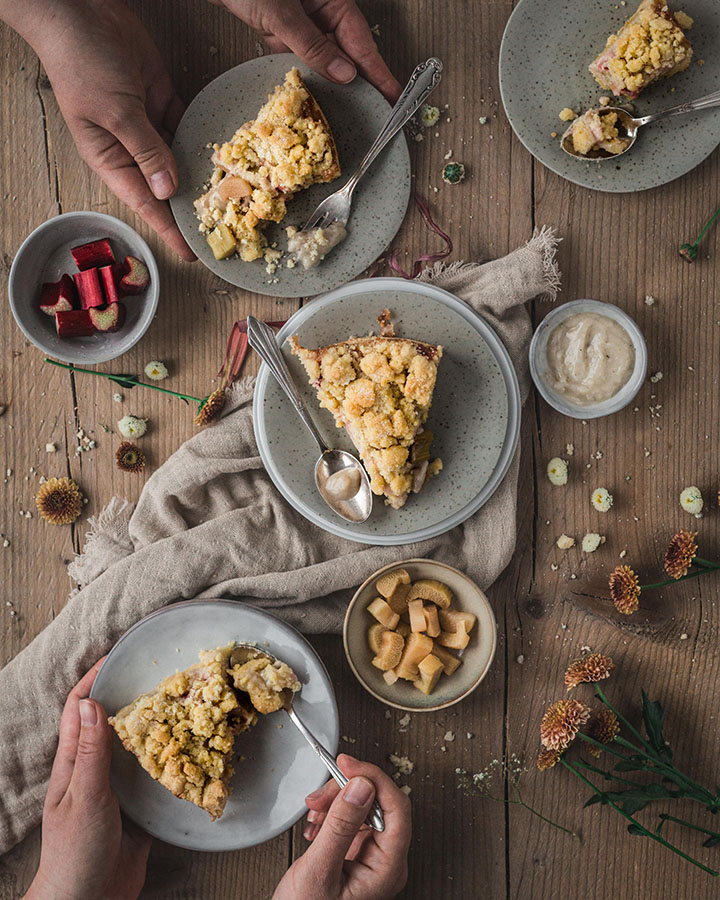 Rhabarberkuchen mit Streuseln und Kuchen