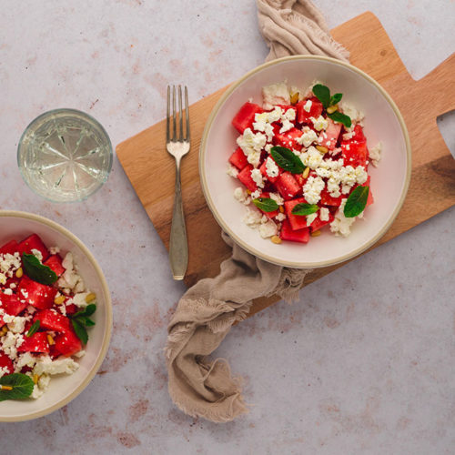 Zwei Teller mit Melonen-Feta-Salat