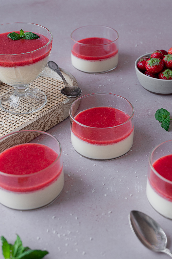Panna Cotta ohne Gelatine im Glas mit Beerensauce Use Your Food