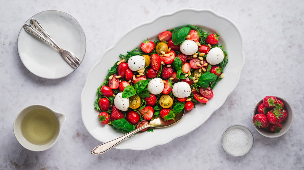 Erdbeer-Tomaten-Salat mit Mozzarella – Use Your Food