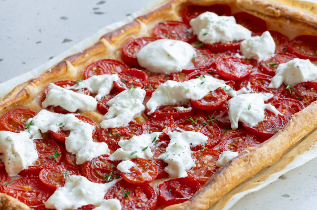 Ein Tomaten Galette mit Blätterteig steht auf dem Tisch.