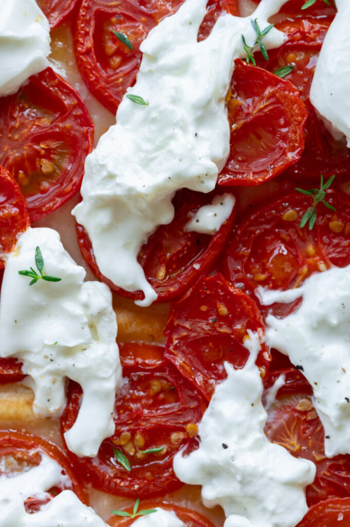 Eine Nahaufnahme des Tomaten Galette mit Burrata