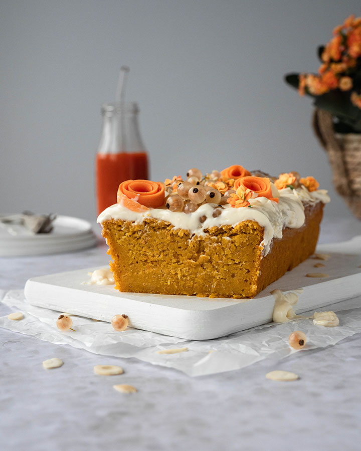 Eine Nahaufnahme von dem angeschnittenen Karottenkuchen aus Entsafterresten.