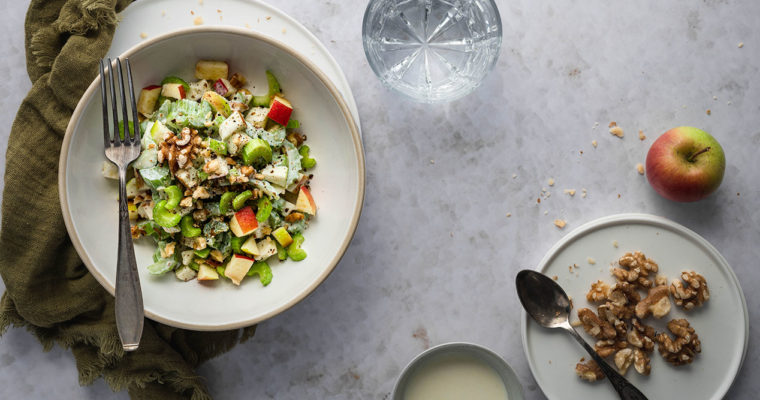 Waldorfsalat mit Staudensellerie und Joghurt