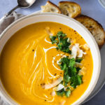 Eine Nahaufnahme von einer Portion Kürbissuppe mit Kokosmilch ohne Ingwer.