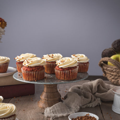 Eine Etagere mit Muffins aus Entsafterresten steht auf einem Holztisch.