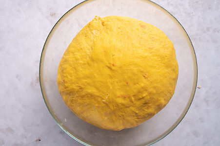 Der fertige Hefeteig liegt zum Gehen in einer Schüssel.