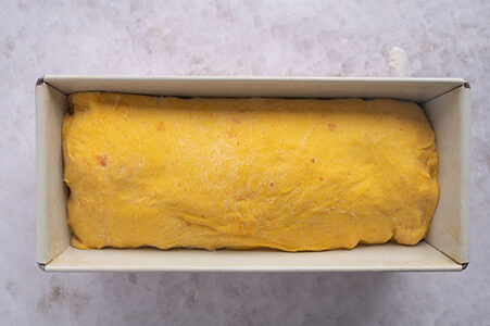 Der Teig ist in einer Kastenform.