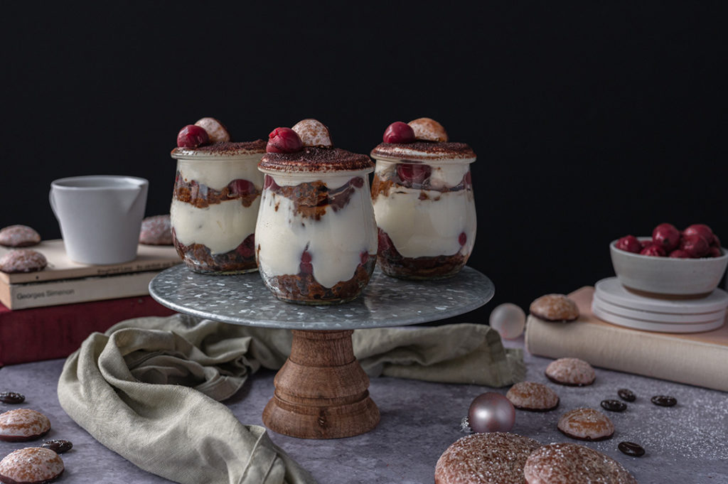 Drei Gläser mit Lebkuchen Tiramisu aus alten Lebkuchen stehen auf einem Tisch