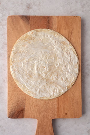 Der Tortilla-Fladen wurde mit Dip bestrichen.