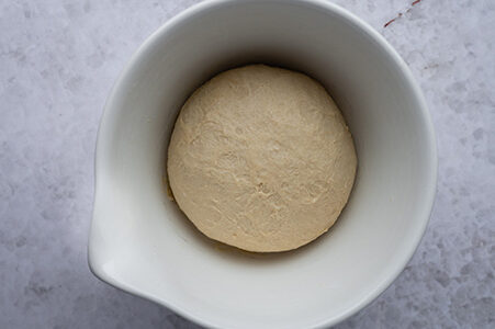 Der fertig geknetete Hefeteig ist in einer Schüssel.