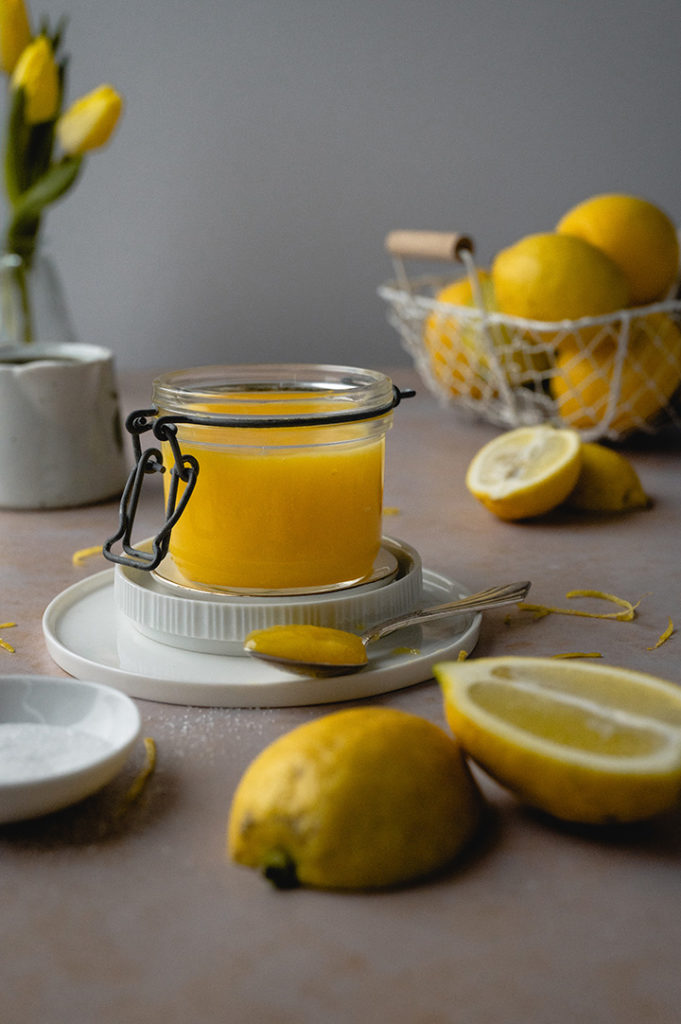 Ein Glas Lemon Curd, hergestellt als Eigelbverwertung, steht auf einem Tisch. 
