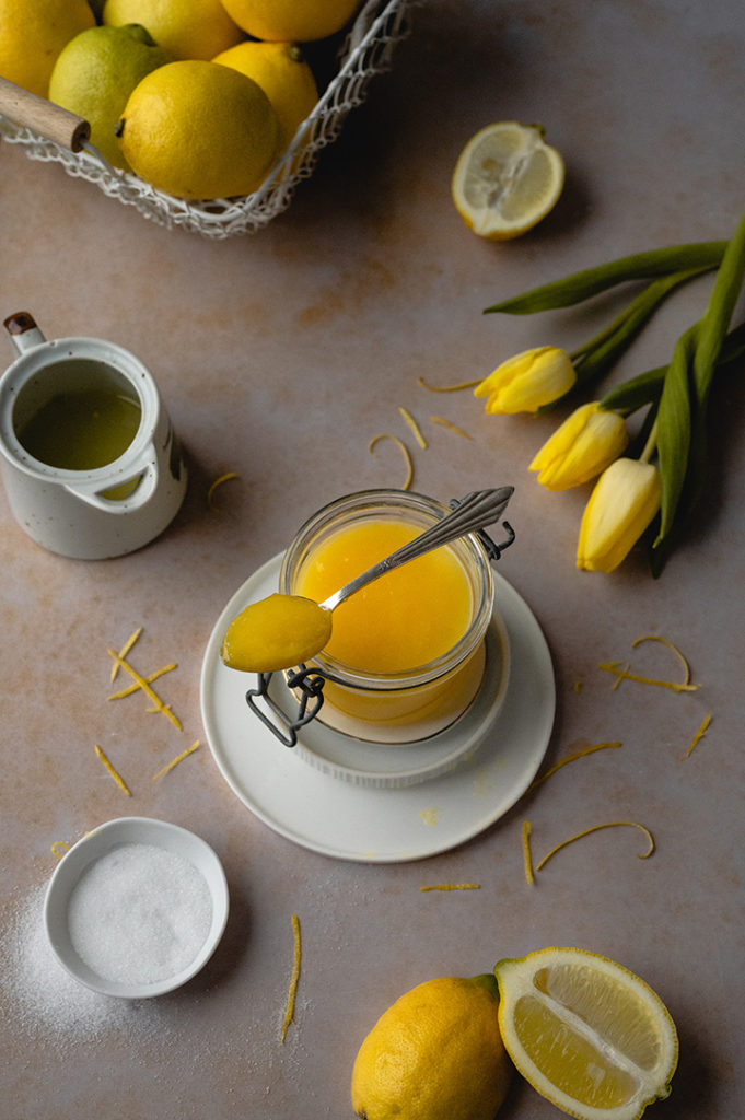 Der Lemon Curd aus Eigelb und Zitronen ist in ein Weckglas gefüllt worden.