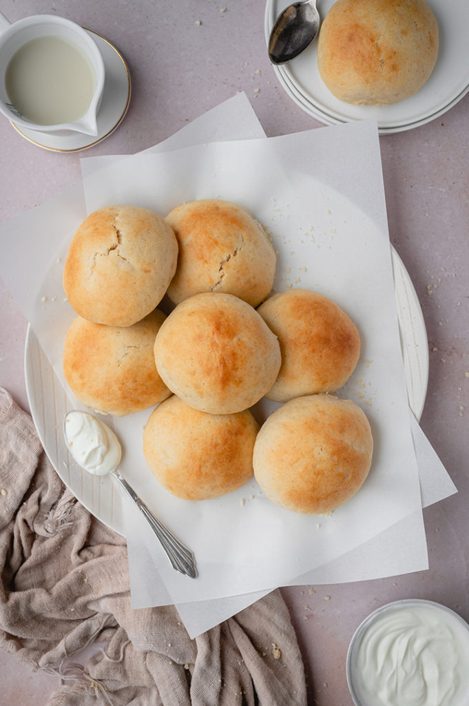 Ein gedeckter Tisch mit frisch gebackenen Quarkbrötchen.