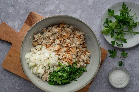 Alle Zutaten sind zusammen in einer großen Schüssel.