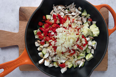 Das klein geschnittene Gemüse ist in einer Pfanne.