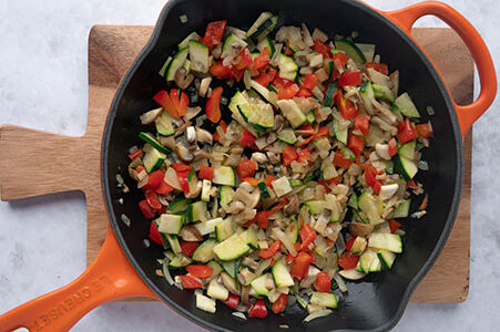 Das Gemüse wird in der Pfanne angebraten.