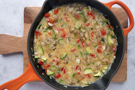 Die Ei-Masse wurde über das Gemüse in der Pfanne gegossen.