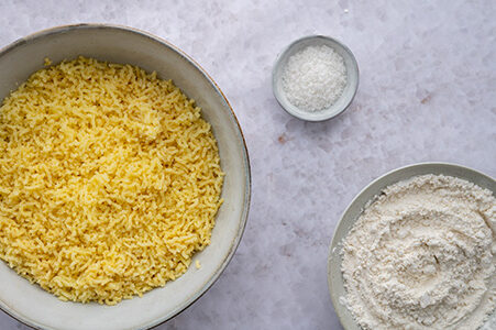 Die Zutaten für selbstgemachten Gnocchi stehen auf einem Tisch.