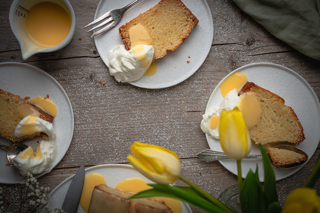 Ein gedeckter Tisch mit Eierlikörkuchen aus der Kastenform.